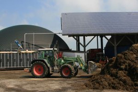Strom und Wärme aus Biomasse und Sonne - hier die Erzeugerseite: Ein landwirtschaftlicher Betrieb im Allgäu. Foto: eza!