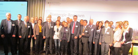 Staatssekretär Dr. Gerd Müller und Vertreter der 25 Bioenergie-Regionen