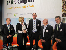 vlnr: Dr. Andreas Schütte (FNR), Staatssekretärin Julia Klöckner (BMELV), Dr. Stefan Schmerbeck (VW), Bruno Schmitz (EU-Kommission) und Dr. Joachim Schommers (Daimler)