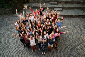 Fasziniert vom Wald: Junge Leute der European Summerschool 2018. Für ihr Projekt „Generationendialog zur Waldentwicklung in Deutschland“ erwarten die Organisatoren der SDW ebenso begeisterte Teilnehmer. Fotoquelle: „Raute Film“