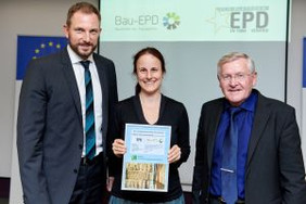 Verleihung der EPD am 16.10. in Brüssel: v.l.n.r.:<br /> Christian Donath (Geschäftsführer Ecoplatform),<br /> Sarah Richter (Bau EPD GmbH),<br /> Sven-Olof Ryding (Präsident Ecoplatform).<br /> Foto: Ecoplatform/Jean-Jacques De Neyer