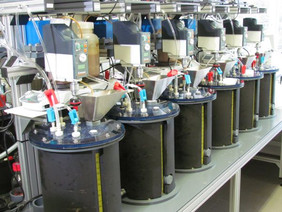 Labor-Fermenter zur Durchführung kontinuierlicher Gärversuche (Quelle: FNR, D. Riesel)