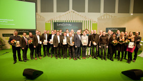 Die Gewinner im Bundeswettbewerb HolzbauPlus 2016 bei der Preisverleihung auf der Grünen Woche. Foto: FNR/Stefan Günther