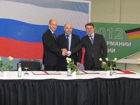 Abb.: Bei der Unterzeichnung des Vertrages, v.l.n.r.: Andreas Schütte/FNR; Vladimir Baskov/REA; Alexander Terekhov /FESCO. Foto: FNR
