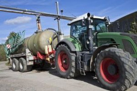 Traktor mit Schleppschlauchsystem, Quelle: FNR/Zappner