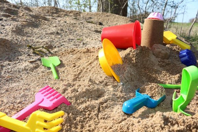 Spielzeug aus biobasiertem Kunststoff - farbenfrohes Material lädt zum Buddeln im Sand ein. Bild: FNR