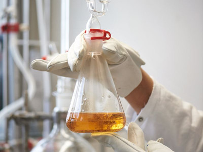 Fette und Öle – wichtige Rohstoffe in der chemischen Industrie. Bild: FNR/Hardy Müller