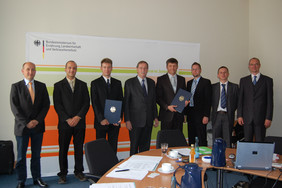 Staatssekretär Gert Lindemann (vierter von links) mit den Zuwendungsempfängern, Dr. Schütte, Geschäftsführer der FNR (erster von links)