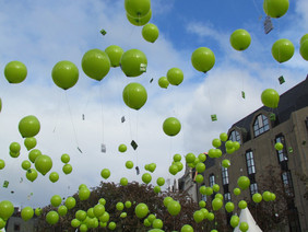 Kinderaktion "Bäume für die Welt": Luftballons mit Bucheckersamen; Quelle: FNR