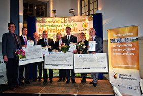 Die Vertreter der Gewinnerkommunen nahmen die Urkunden und Preisgelder der Bioenergie-Bundesliga von Herrn Dr. Dreher, BMU (3. von links) entgegen. Bild: Jens Hösel