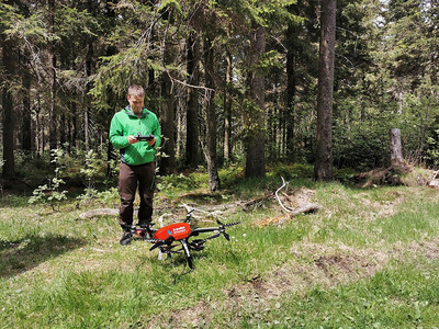 Jan Seidemann von ThüringenForst startet zur Datenerhebung für das INKA-Projekt eine Drohnenbefliegung, Bild: ThüringenForst/H. Lux 