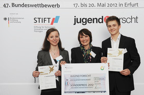 Jugend forscht-Sonderpreisgewinner Patricia Vogel (l.) und Niklas Haerting (r.) erhalten den Scheck, Foto: FNR