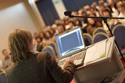 Foto einer Referentin bei einer Veranstaltung, Quelle: endostock - Fotolia