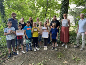Schülerinnen und Schüler der Alfred-Adler-Schule aus Duisburg freuen sich über den Gewinn des Schulwettbewerbs in ihrer Altersklasse (1. - 4. Klasse). Bild: M. Spittel, FNR