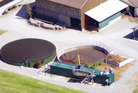 Biogas-Kleinanlage auf einem Milchviehbetrieb. Quelle: agriKomp GmbH